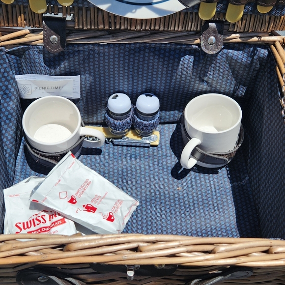 Vintage Picnic Basket - Picture 3 of 6